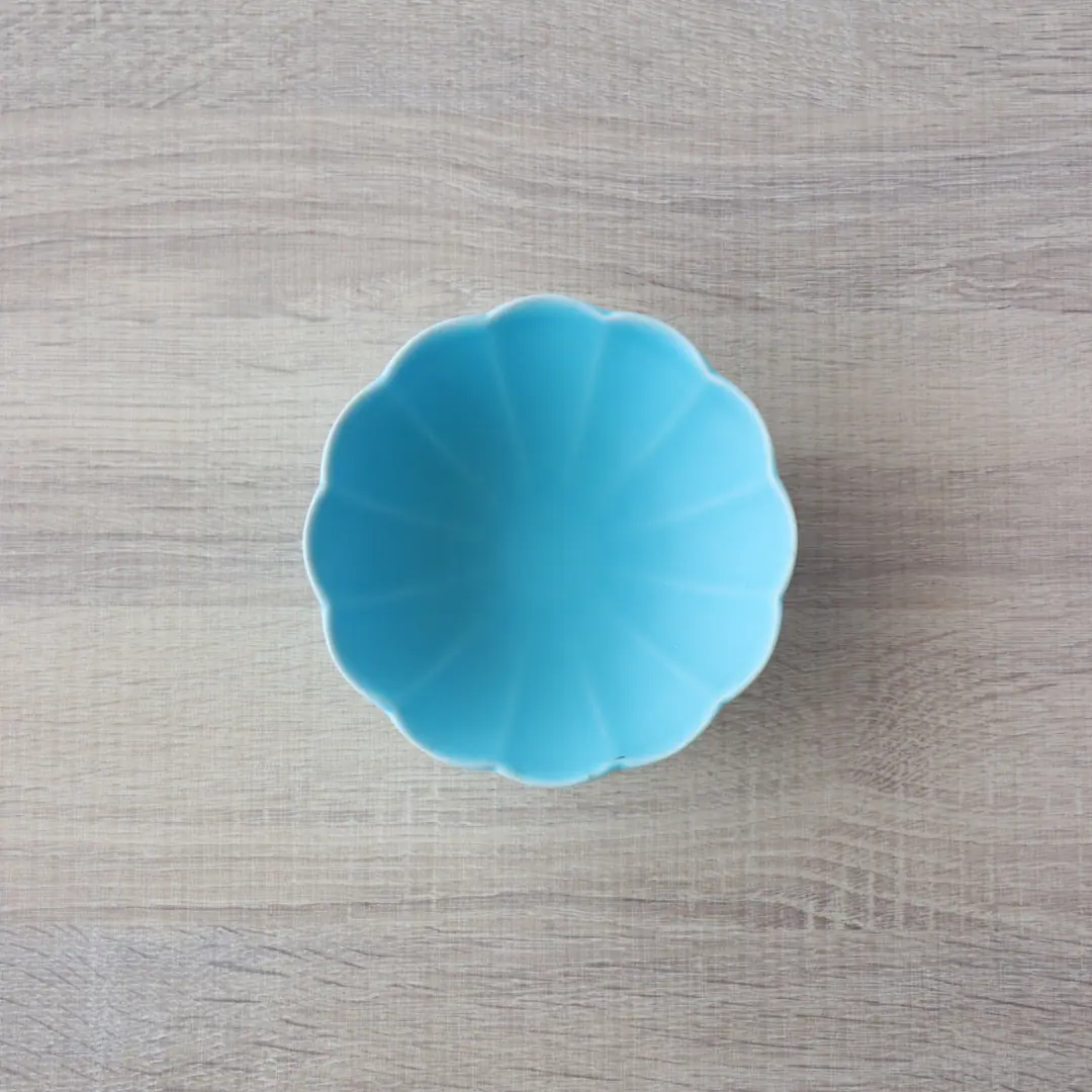 料理が映えるおしゃれなマットのトルコブルーの小鉢 | 波佐見焼 トルコ