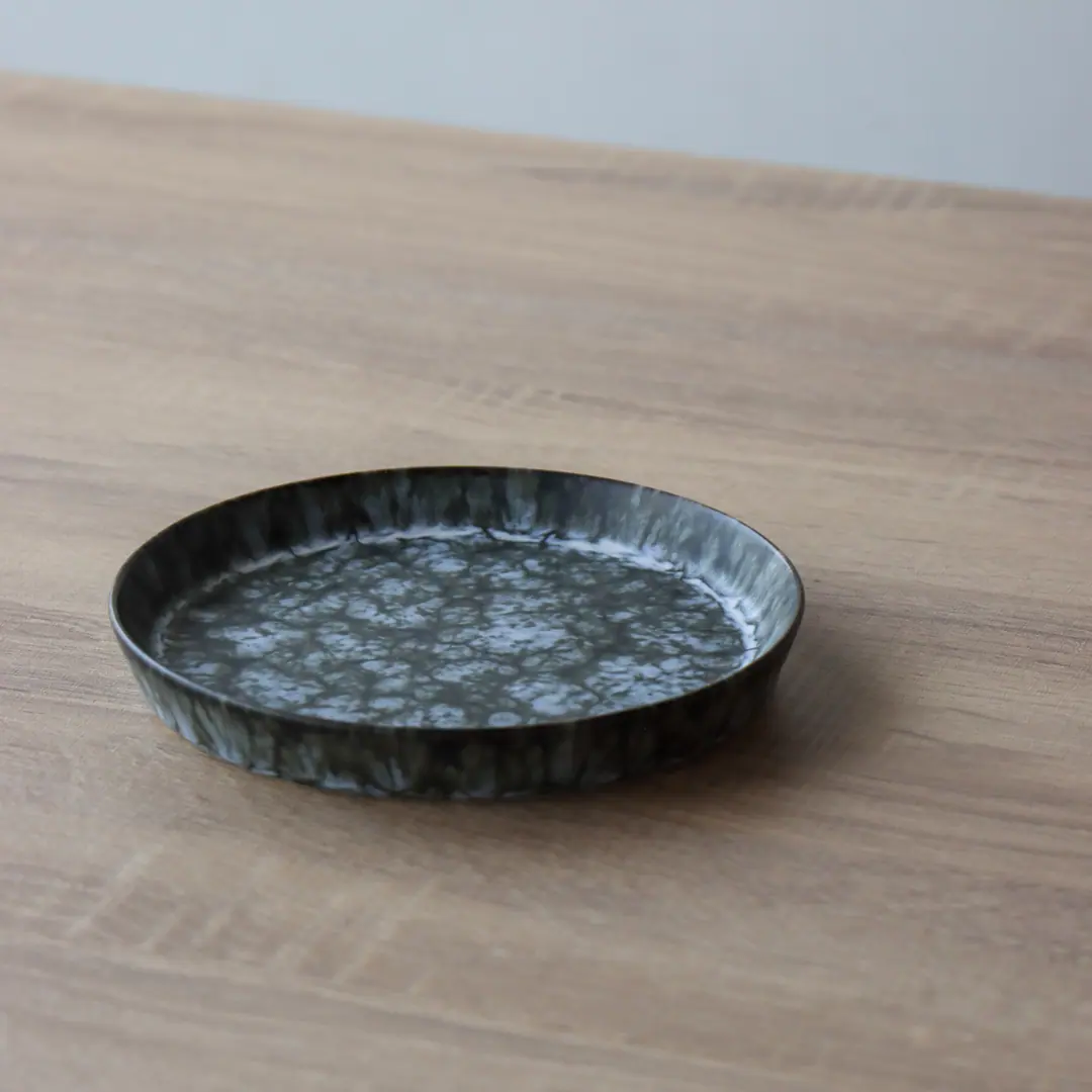 マーブル柄のおしゃれで使いやすいお皿 | 有田焼 16cm反りプレート |