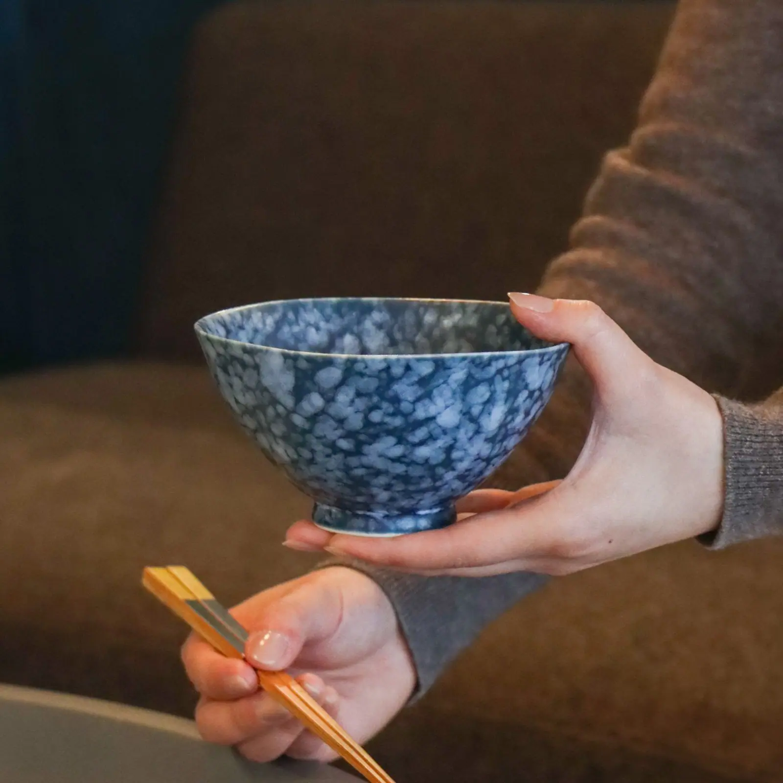 マーブル柄がおしゃれでモダンなお茶碗 | 有田焼 プレンドゥ飯碗 ルリ