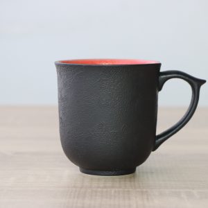内側の上品な赤色が大人の雰囲気あるマグカップ