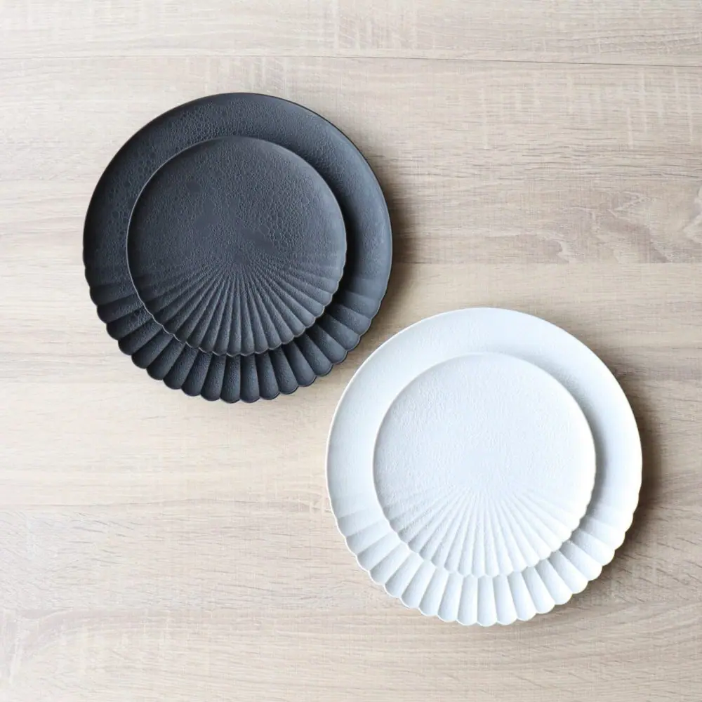 スタイリッシュな料理の盛り付けにお使いいただける有田焼のモダンな