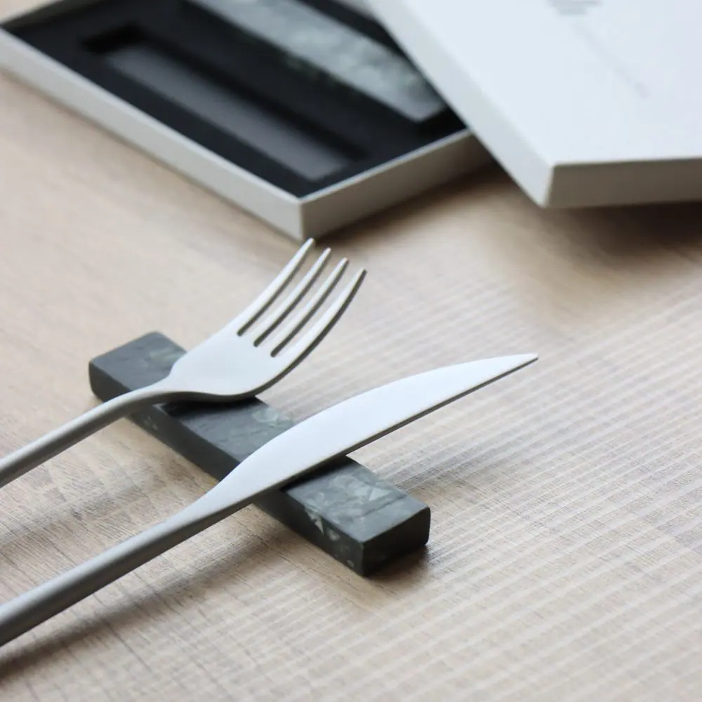 大理石のような上品なペアカトラリーレスト 有田焼 硯石 カトラリー