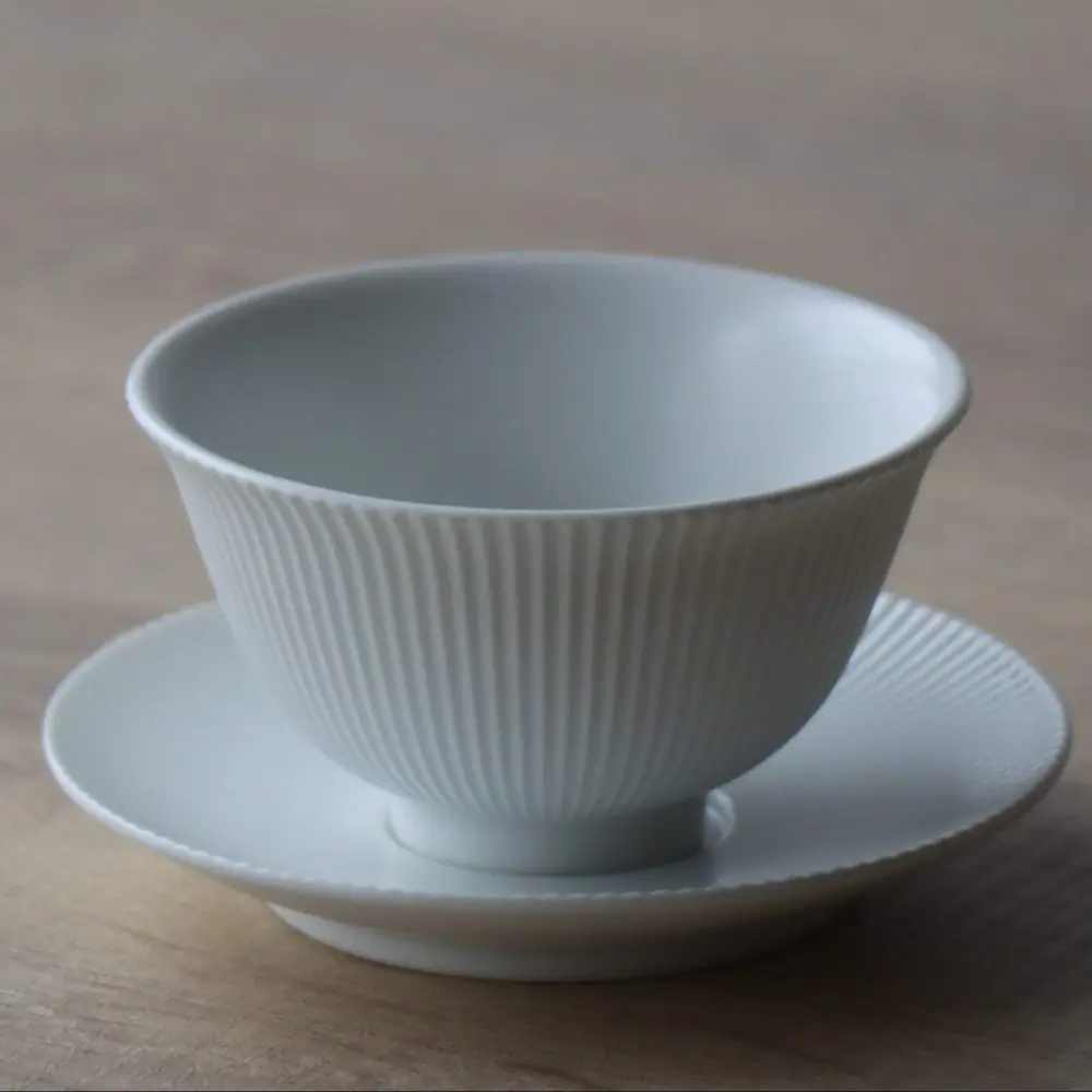 おしゃれでモダンな白磁の湯呑 | 有田焼 I白磁 鎬ぐい吞み