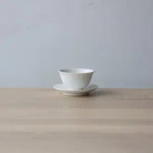 おしゃれでモダンな白磁の湯呑 | 有田焼 I白磁 鎬ぐい吞み