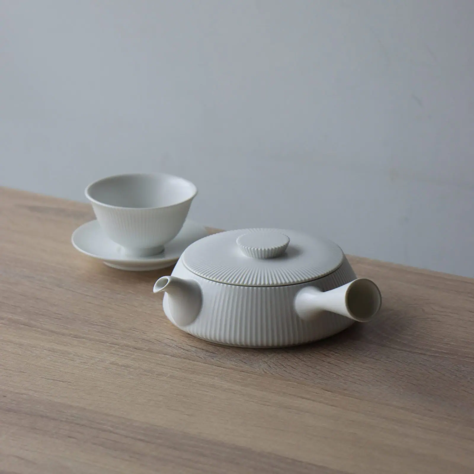 おしゃれでモダンな白磁の湯呑 | 有田焼 I白磁 鎬ぐい吞み