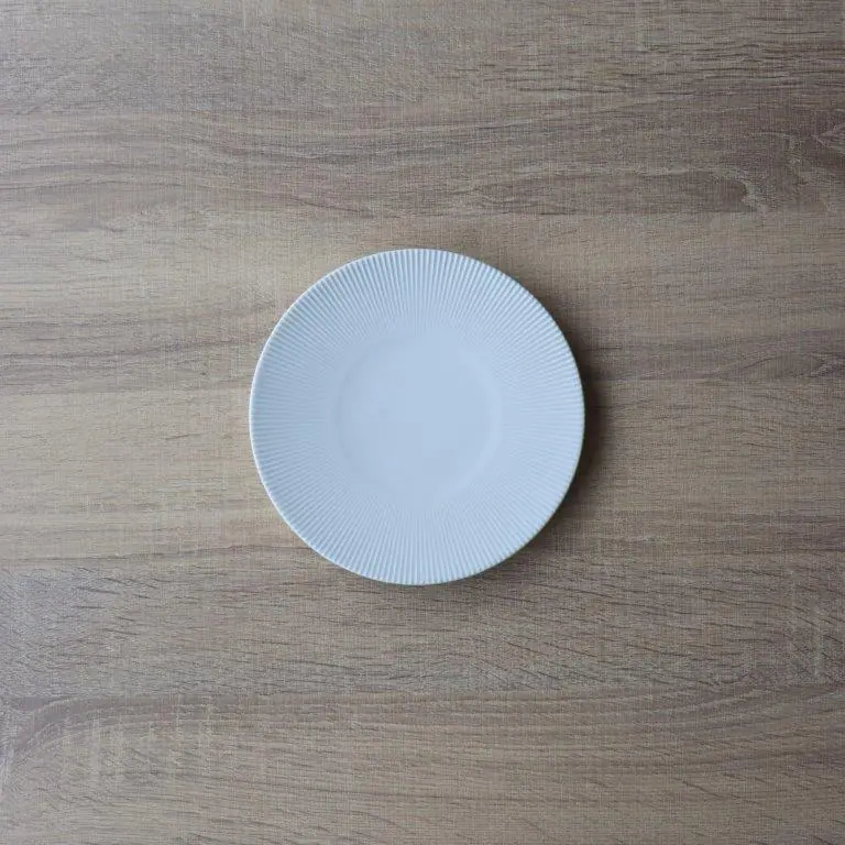 有田焼のマットでモダンなプレート | 有田焼 白磁ブラスト 鎬プレート