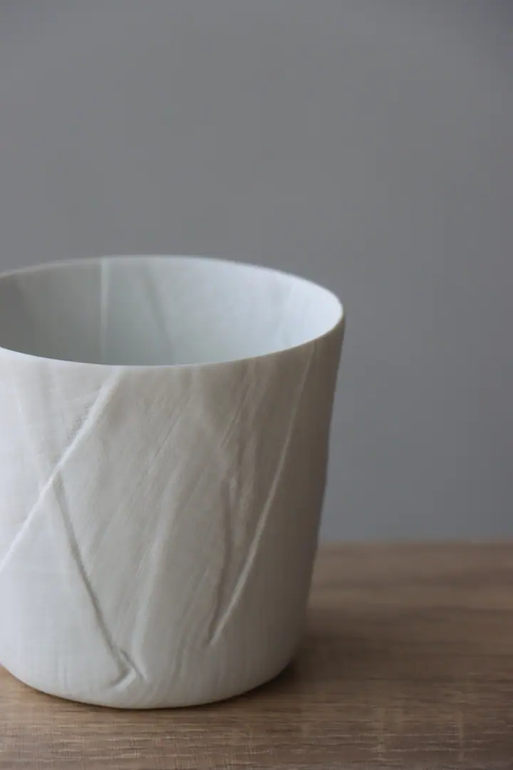 布のようなうつわ。繊細で薄手な陶器のロックグラス| 有田焼 ceramic