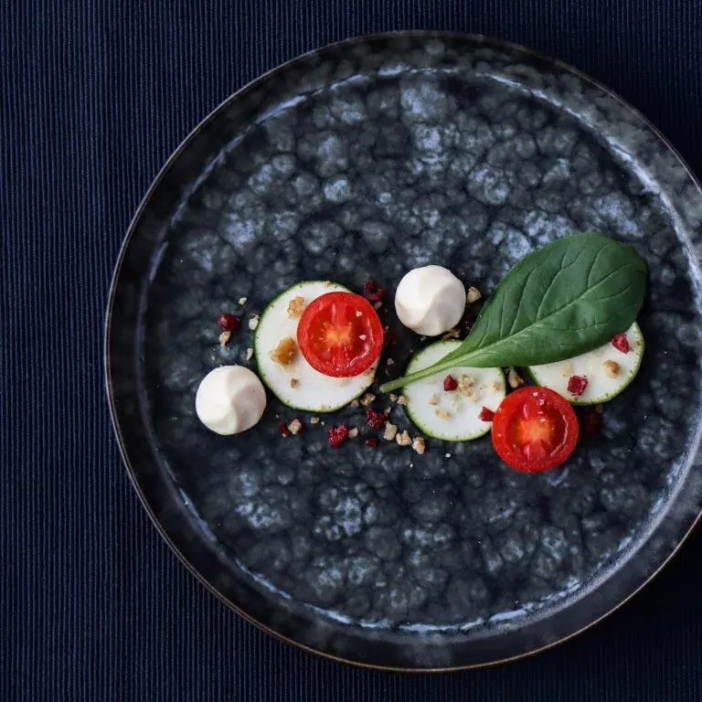 マーブル柄のおしゃれで使いやすいお皿 | 有田焼 16cm反りプレート |