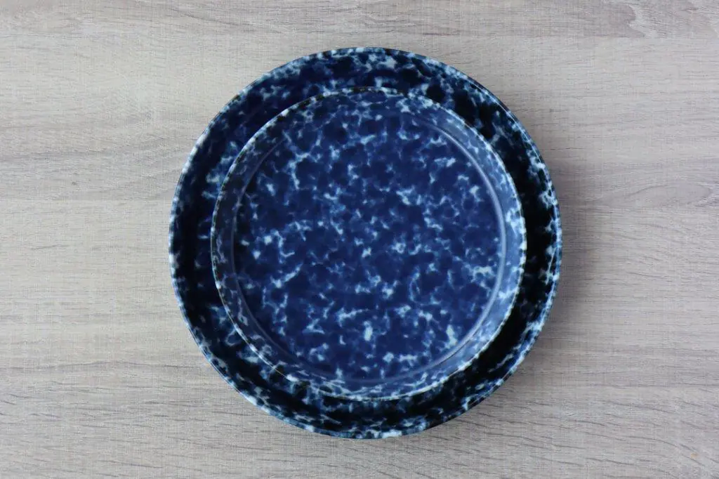 マーブル柄のおしゃれで使いやすいお皿 | 有田焼 16cm反りプレート |