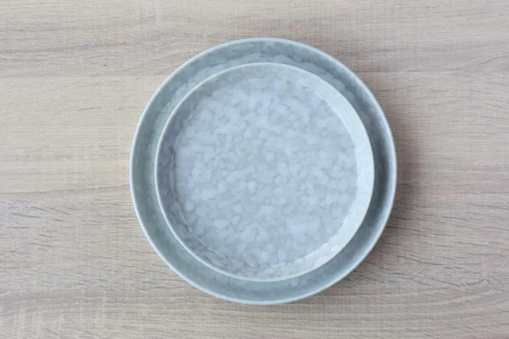 マーブル柄のおしゃれで使いやすいお皿 | 有田焼 16cm反りプレート |