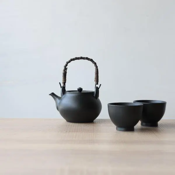 和モダンでスタイリッシュな黒マットの急須 | 波佐見焼 KURO 中土瓶