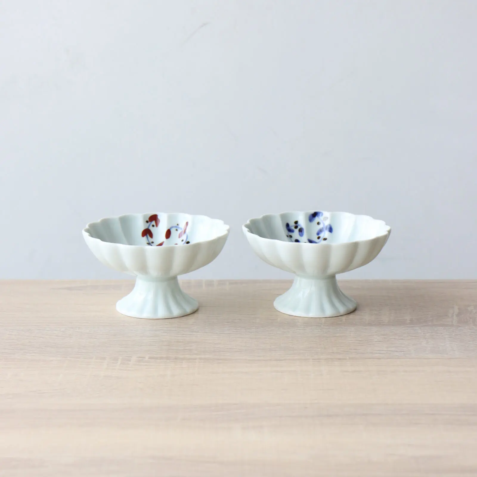 可愛らしい染付のデザート脚付きデザートカップ！あんみつやプリンなど