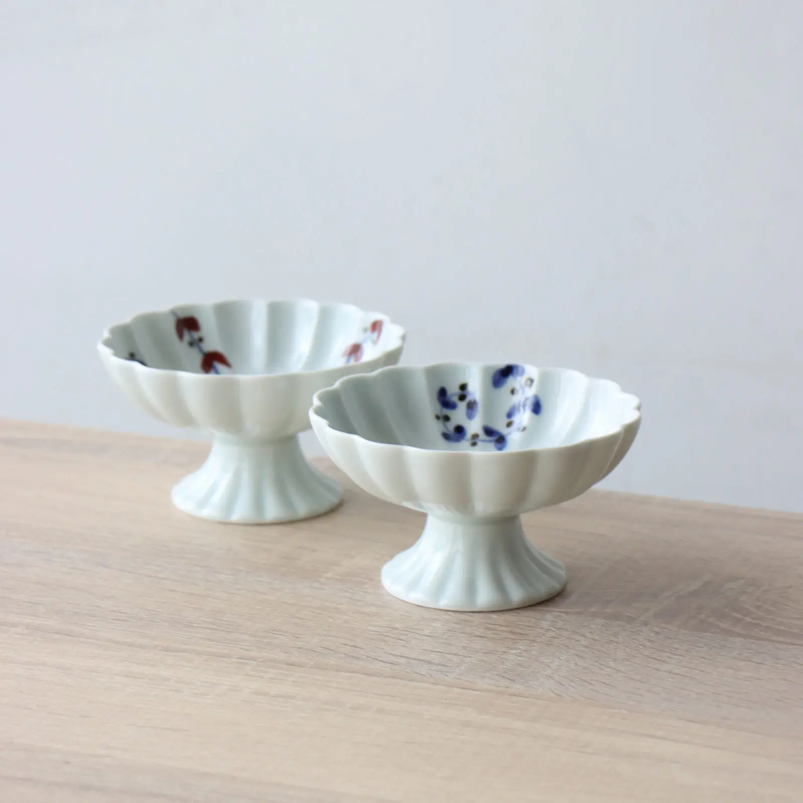 可愛らしい染付のデザート脚付きデザートカップ！あんみつやプリンなど