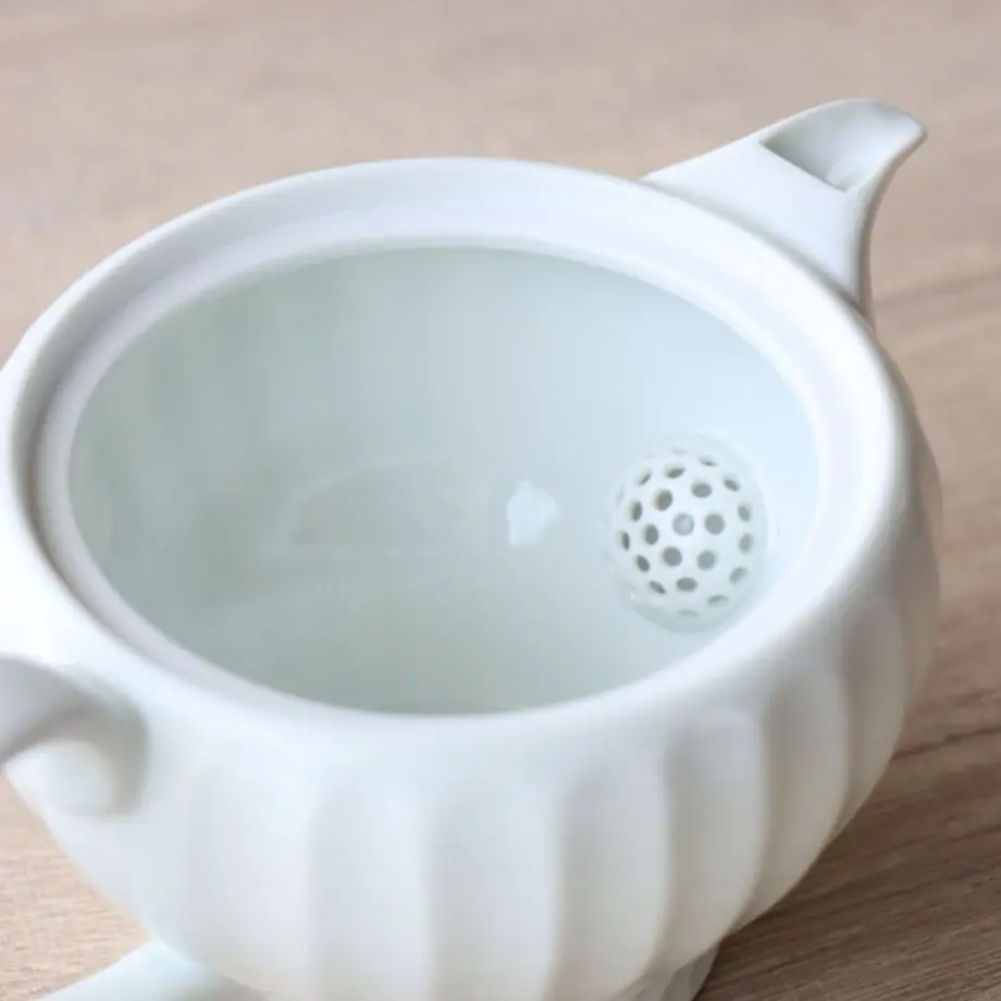 波状彫刻のホワイト陶器ポット 手彫りのデザインがおしゃれな白磁の急須 | 波佐見焼 白磁 竹林