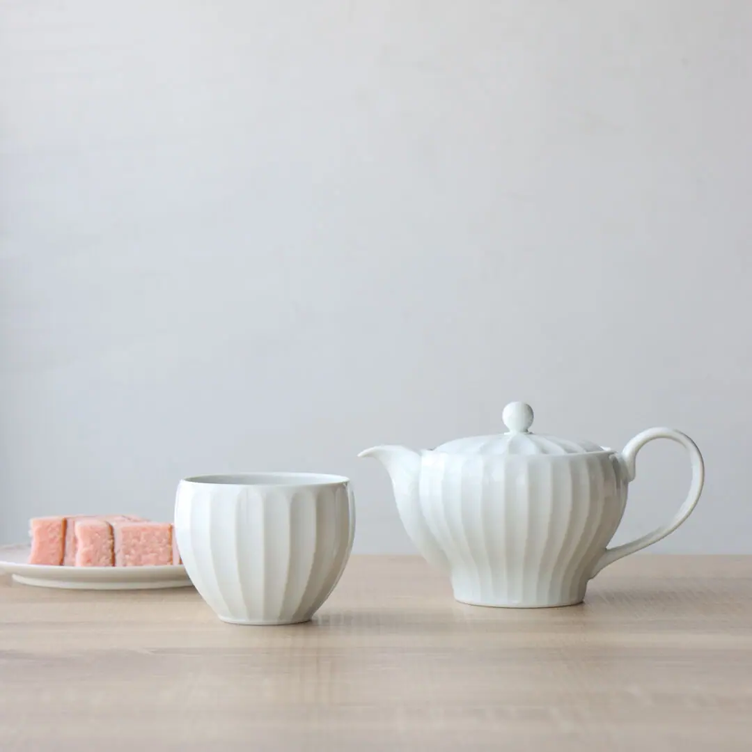 手彫りのデザインがおしゃれな白磁の急須 | 波佐見焼 白磁 竹林彫 ポット