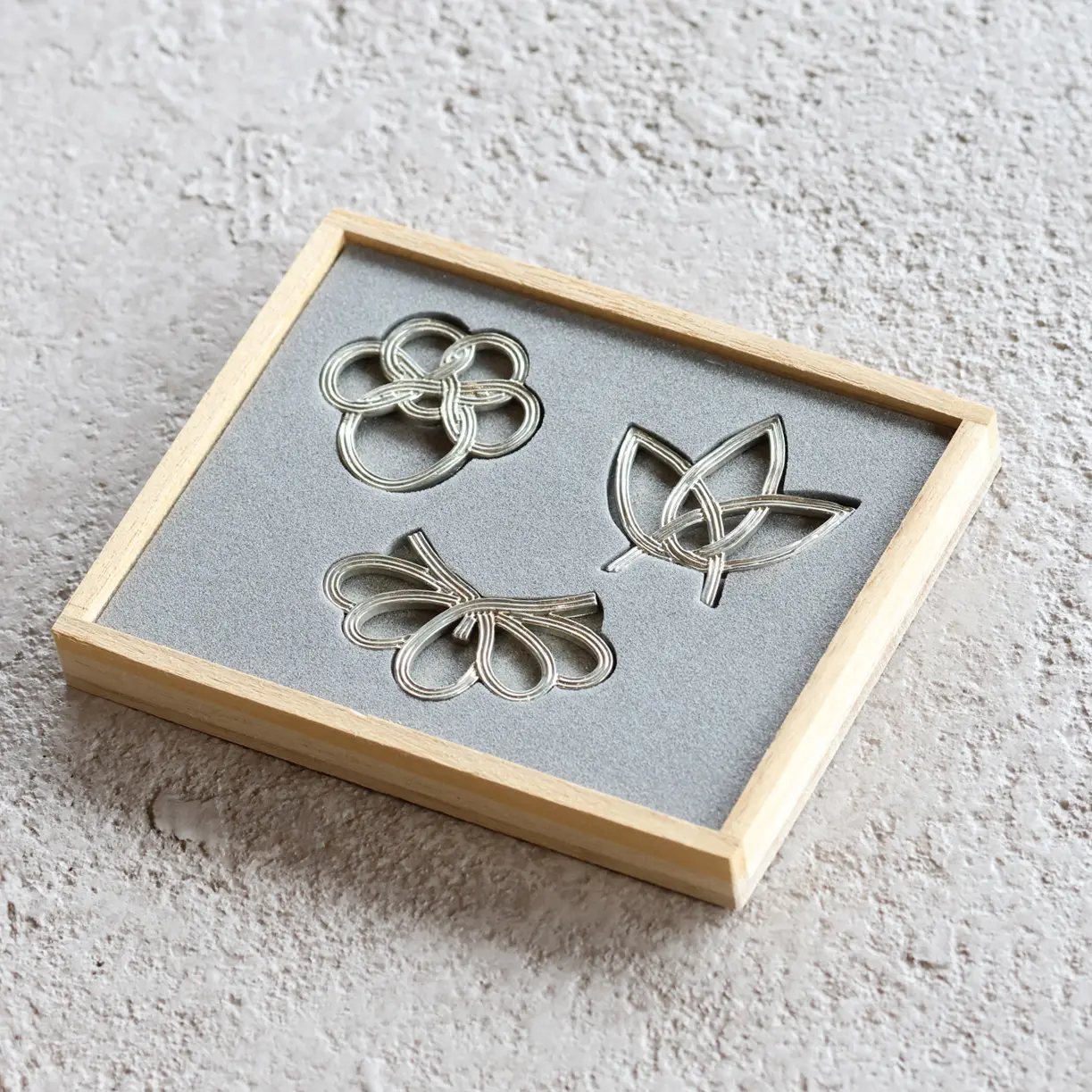 引出物やお祝い事での贈り物にぴったりな錫製の箸置き | 能作 箸置