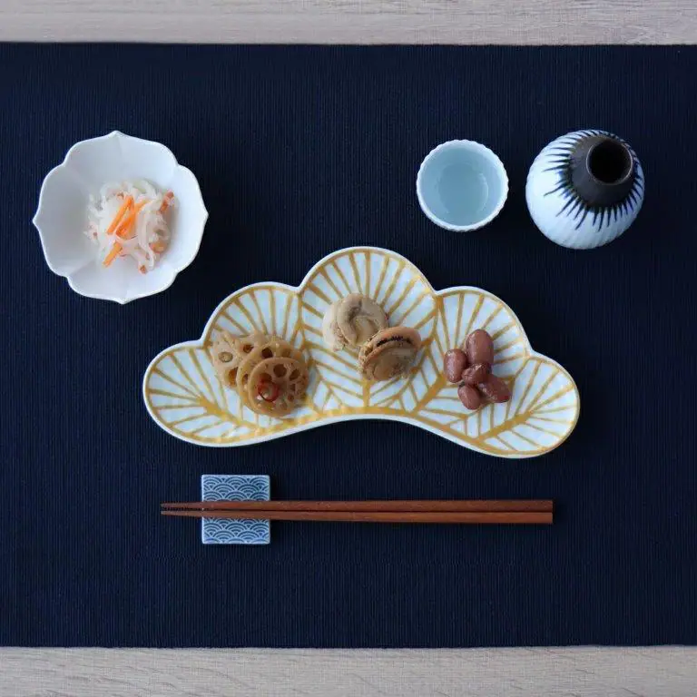 お正月やハレの日の食卓を彩る | 有田焼 錦金松葉型 銘々皿 前菜皿