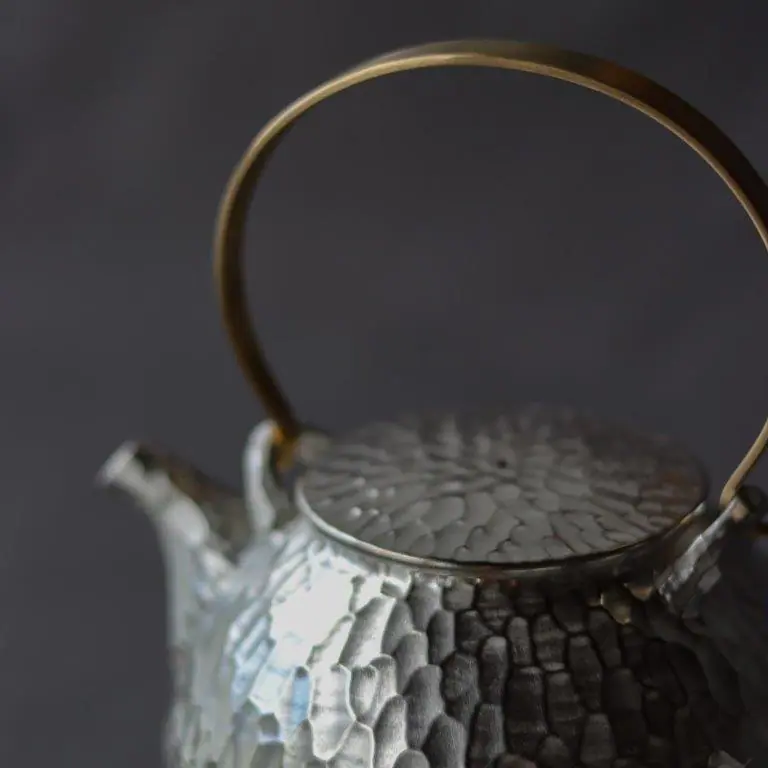 品のある美しい銀彩の高級急須 | 有田焼 本銀彩槌目土瓶