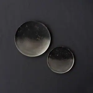 モダンでシックな黒マットと銀彩が魅せる大人の表情のプレート