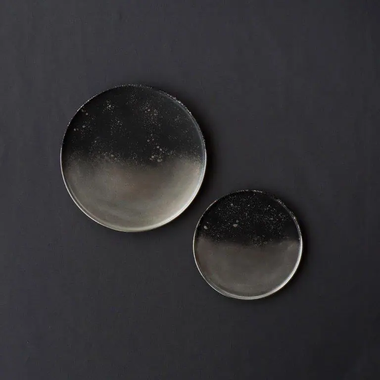 モダンでシックな黒マットと銀彩が魅せる大人の表情のプレート