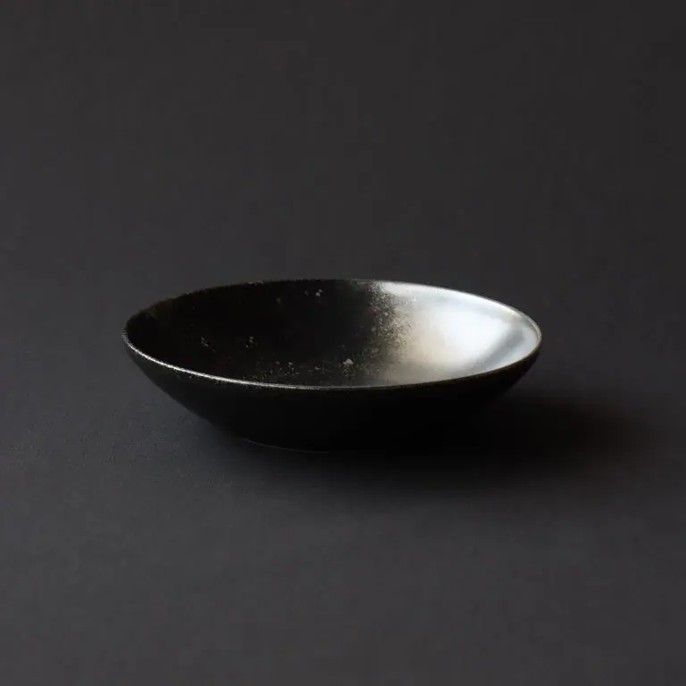 西浦焼 釉下彩銀装大皿 黒マットと銀彩が魅せる大人