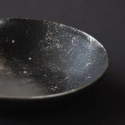 黒マットと銀彩が魅せる大人の表情の浅鉢 | 有田焼 銀河 frame bowl