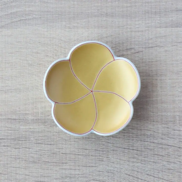 梅の花をモチーフにした器 | 有田焼 捻り梅型 小皿 箸置き
