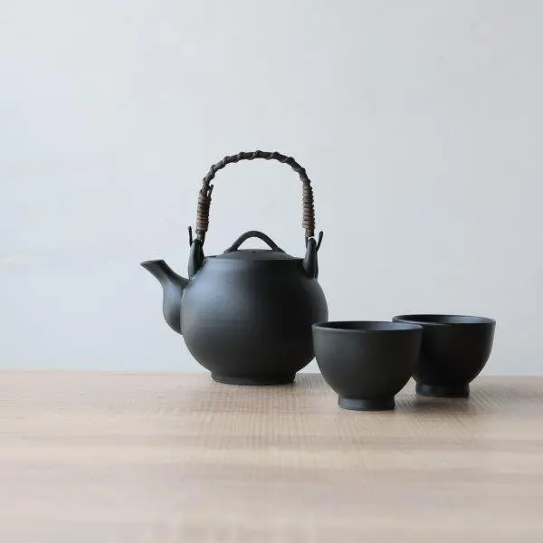 黒色 陶器壺 波状持ち手 波佐見焼| KURO 新土瓶 | with style shop / YAMACHU オンラインストア