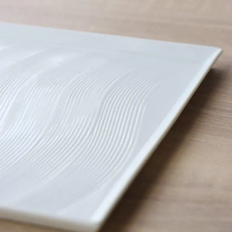 おしゃれな白磁のスクエアプレート| 波佐見焼 白磁 波くし目彫 21cm