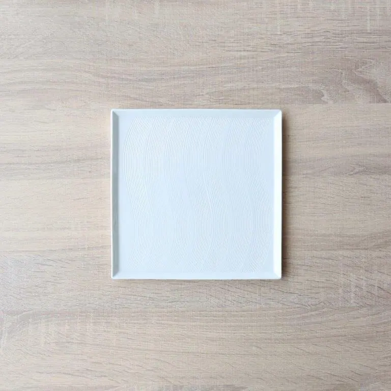 おしゃれな白磁のスクエアプレート| 波佐見焼 白磁 波くし目彫 21cm