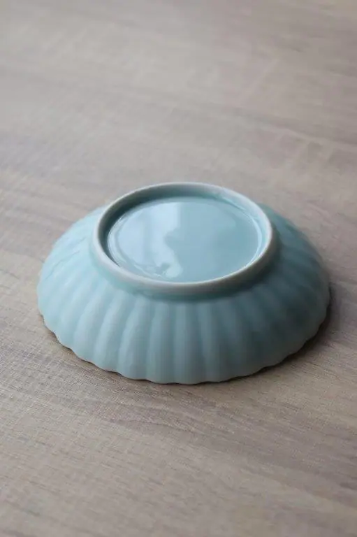 伊万里鍋島焼 モイスト青磁 菊割取皿