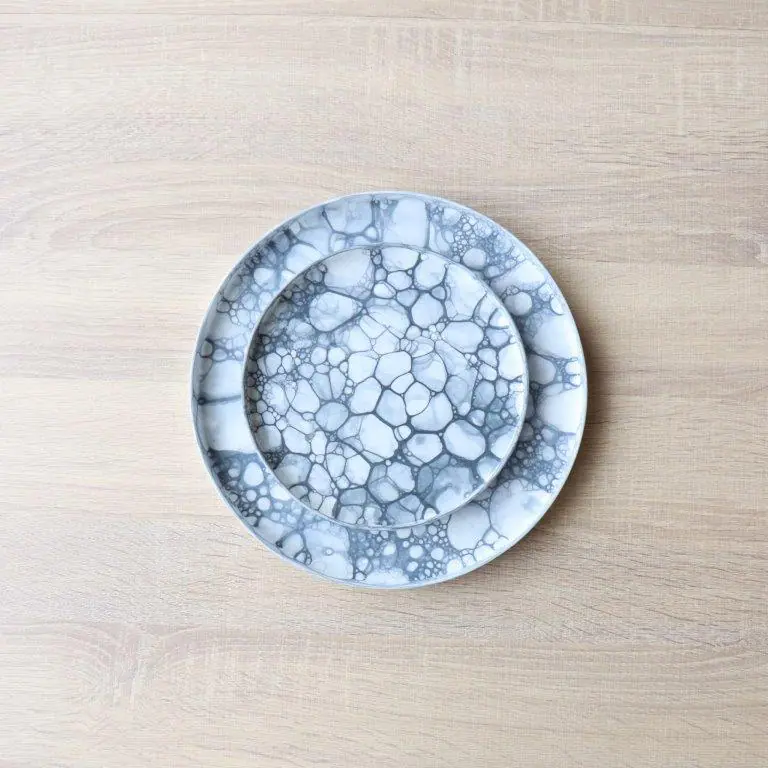 フチが垂直に立ったシャープなフラットプレート | 有田焼 グレー泡