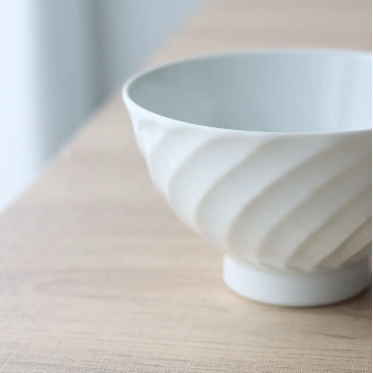 シンプルでお洒落な白磁のお茶碗 | 波佐見焼 白磁 手彫り 茶碗 うねり