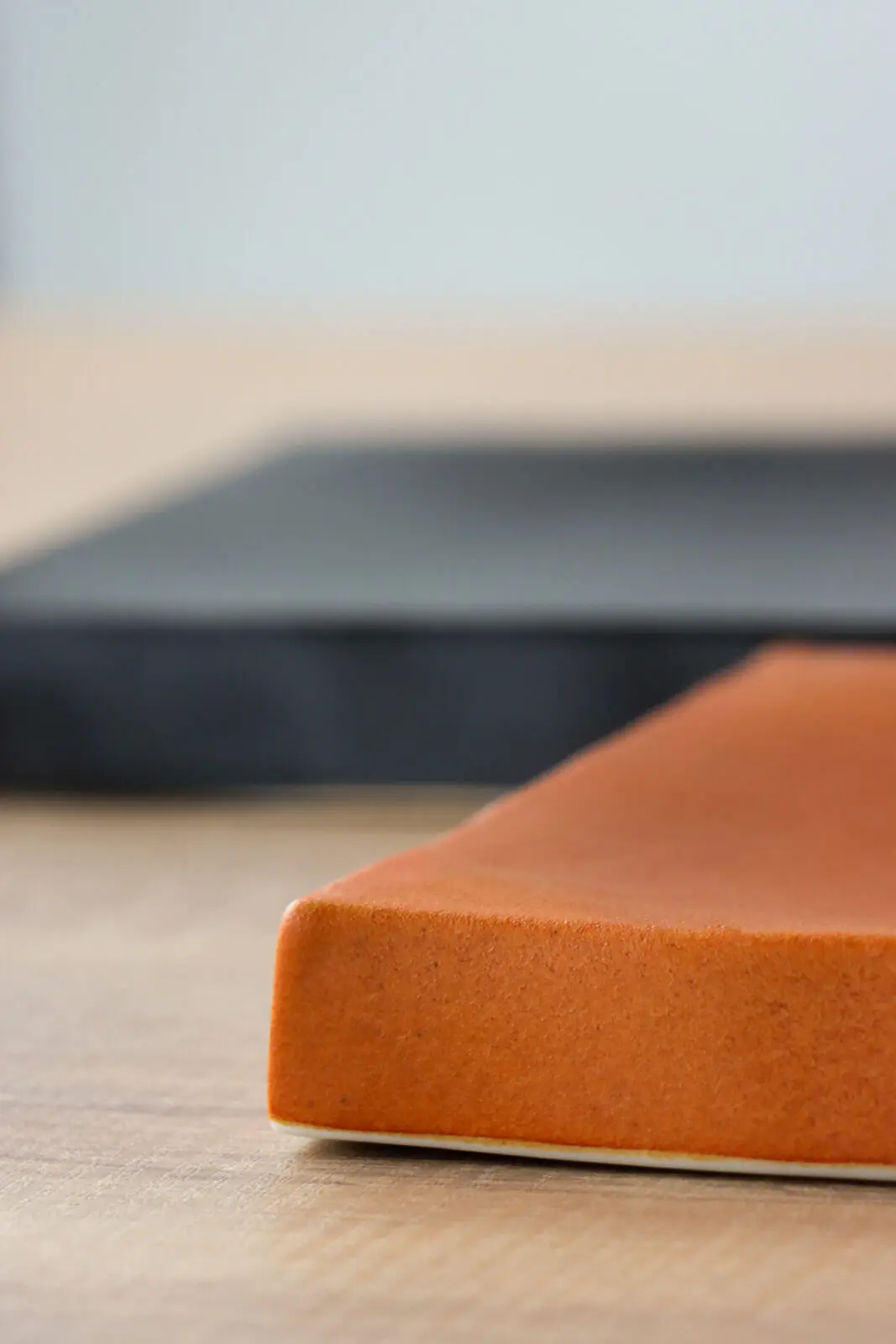 マットで風合いある質感の正角高台皿 | 有田焼 正角台皿 11cm/18cm