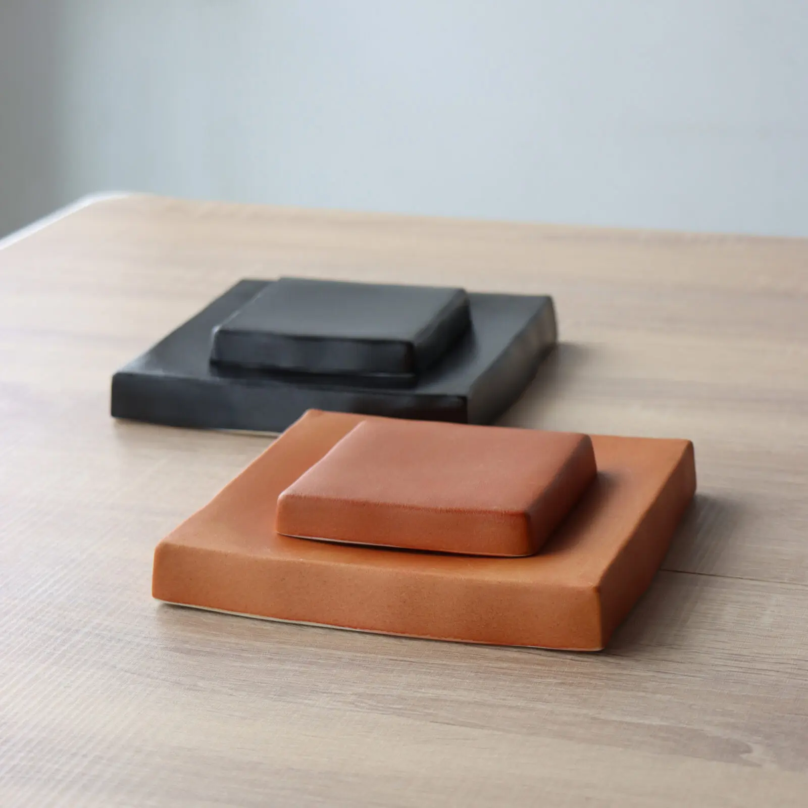 マットで風合いある質感の正角高台皿 | 有田焼 正角台皿 11cm/18cm