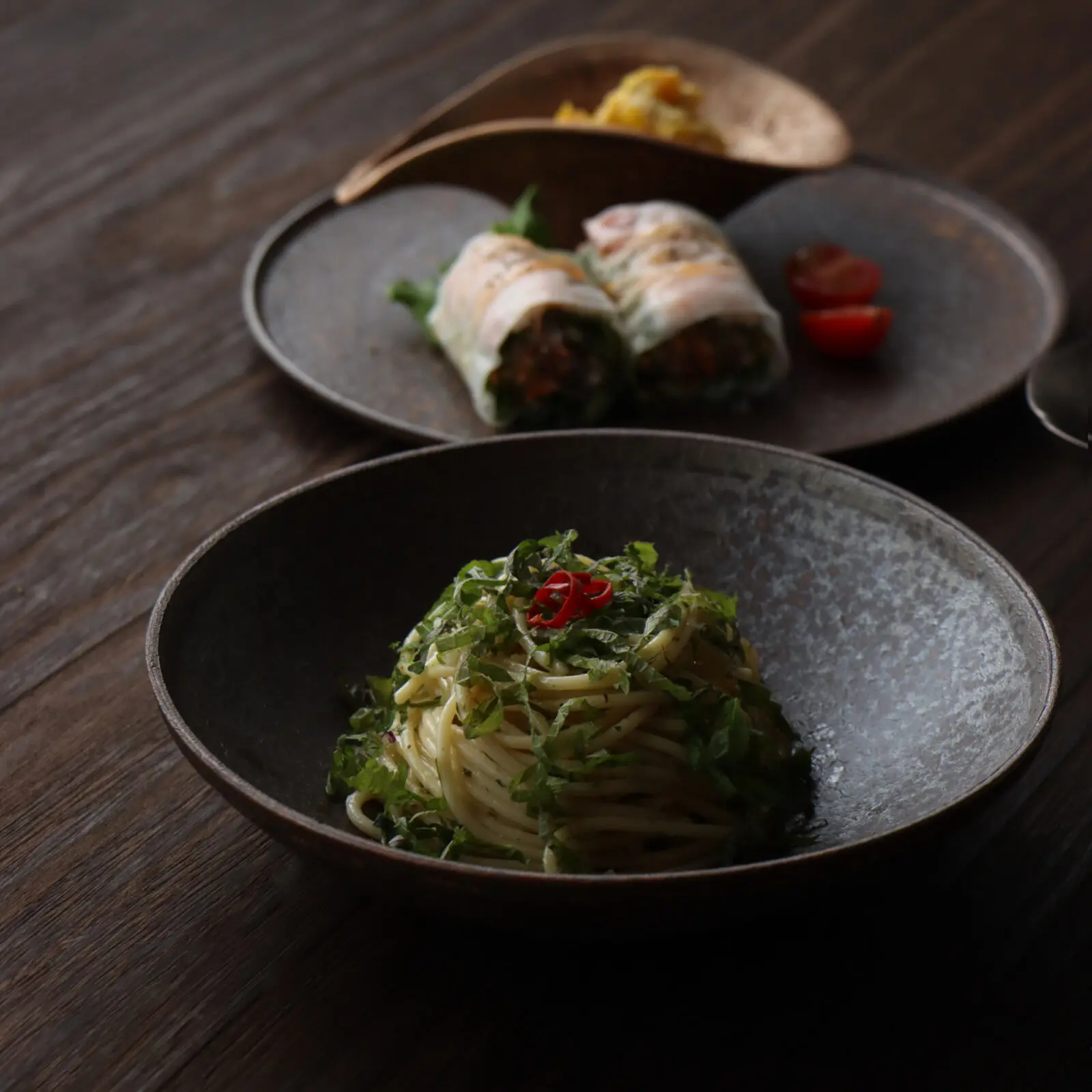 使い古したレザーのような質感の陶器のボウル 有田焼 MOCHA (モカ