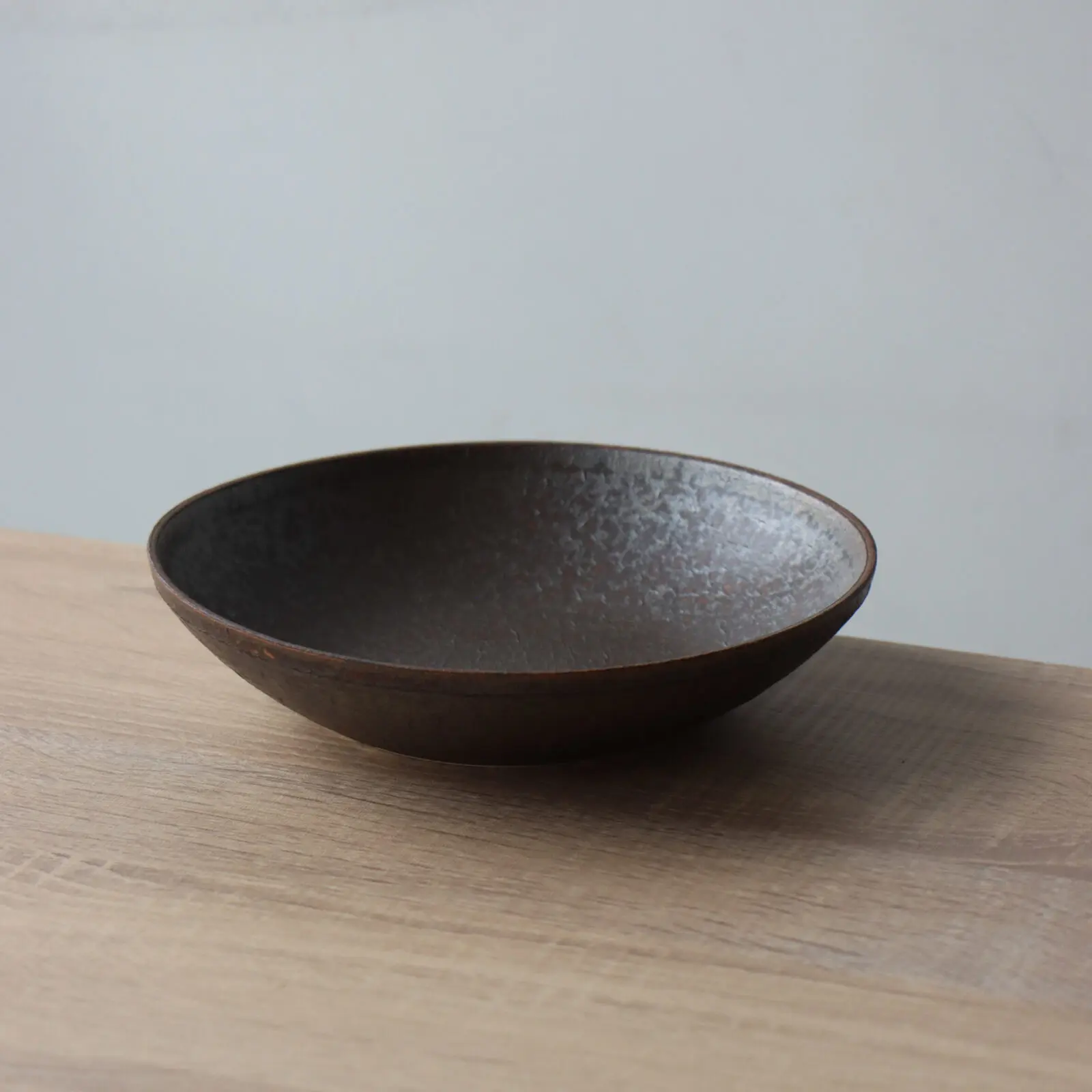 使い古したレザーのような質感の陶器のボウル 有田焼 MOCHA (モカ