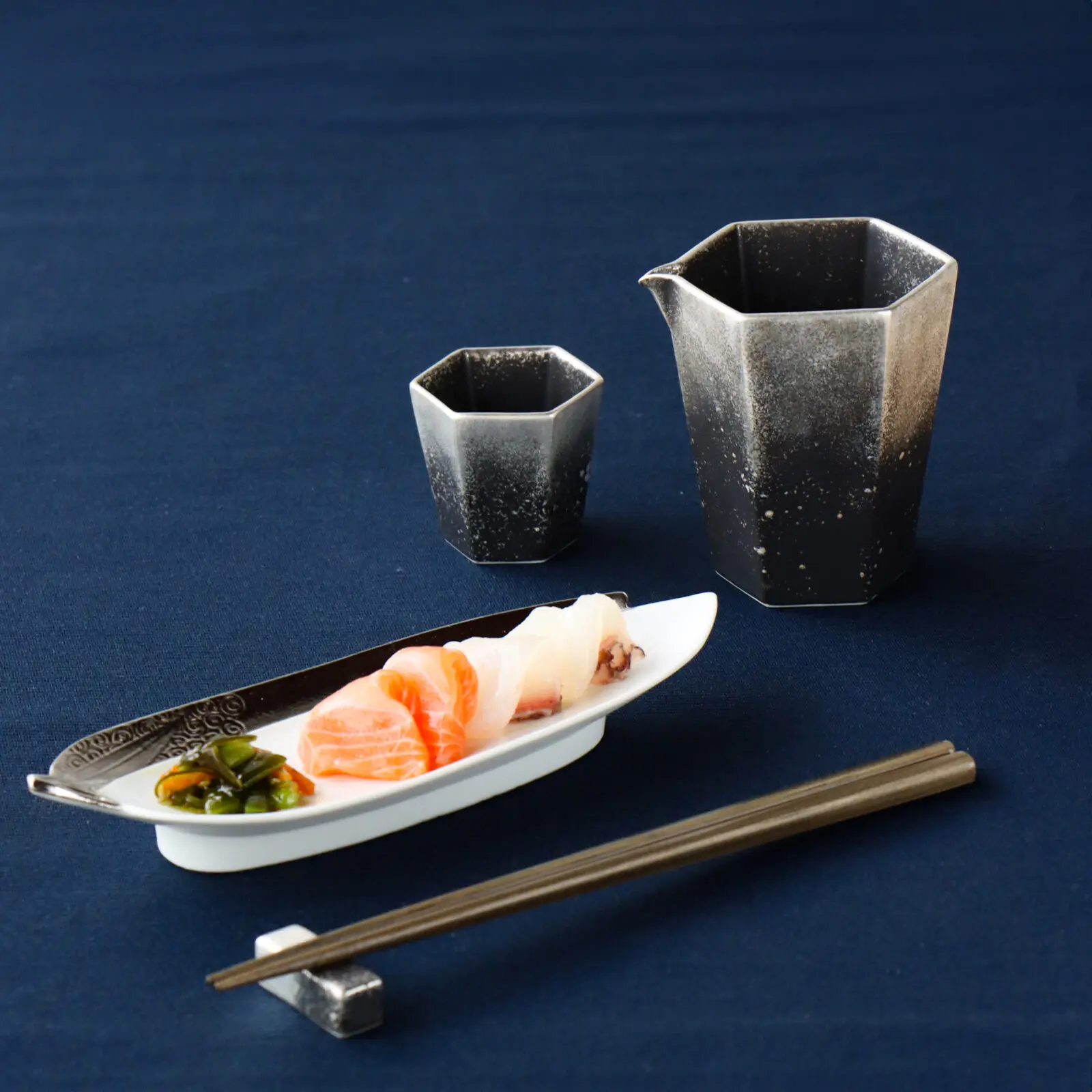 モダンでシックな有田焼の酒器 | 有田焼 銀河 六角 片口酒器 / 酒盃