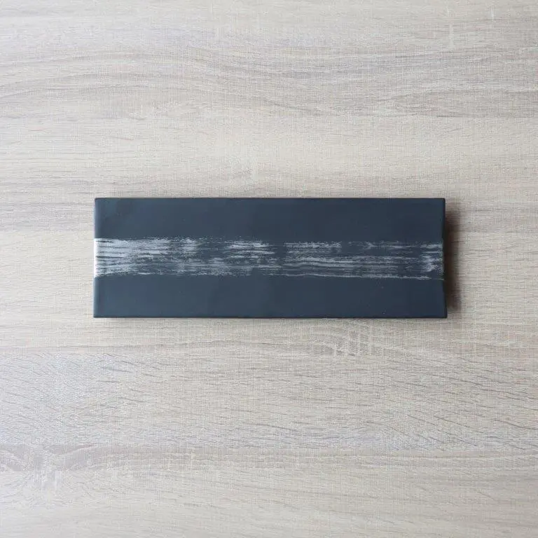 黒マットと銀彩が魅せる大人の表情の長角皿 | 有田焼 黒マット銀かすり