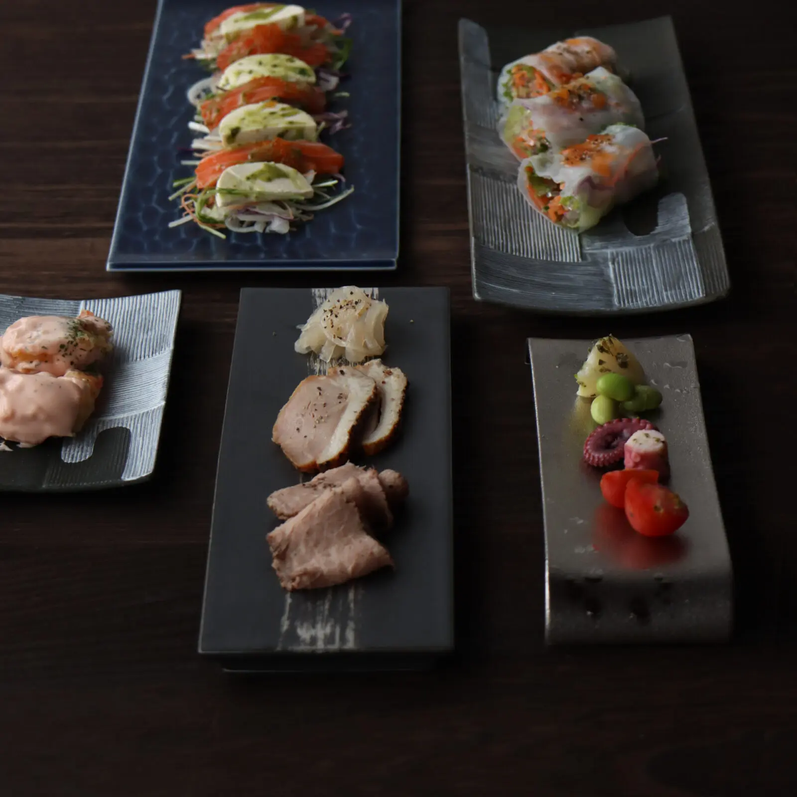 黒マットと銀彩が魅せる大人の表情の長角皿 | 有田焼 黒マット銀かすり