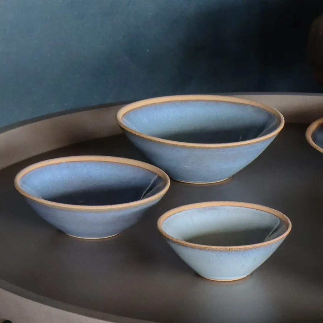 爽やかな水色とフチの焼き締めがアクセントになった陶器のボウル