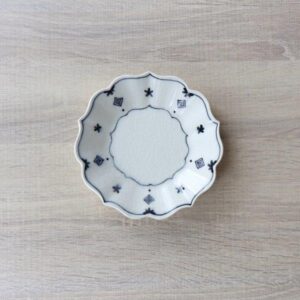 有田焼 喜鶴製陶 地紋小花紋桔梗皿